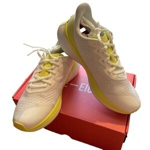 Nwt Lane -Eight Relay Trainer shoes